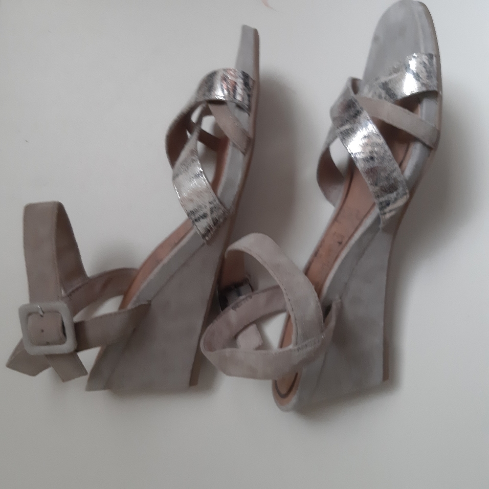 Like New! Tamaris Suede & Leather 2.5" Wedges Cream 9 ~ 10        ☆